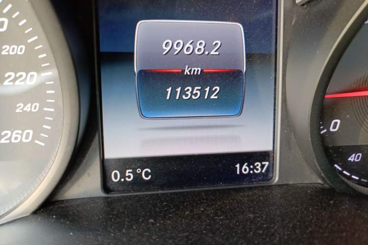 Used Mercedes-Benz V-Class 2017 V 260 Avantgarde Edition Odometer Close Up