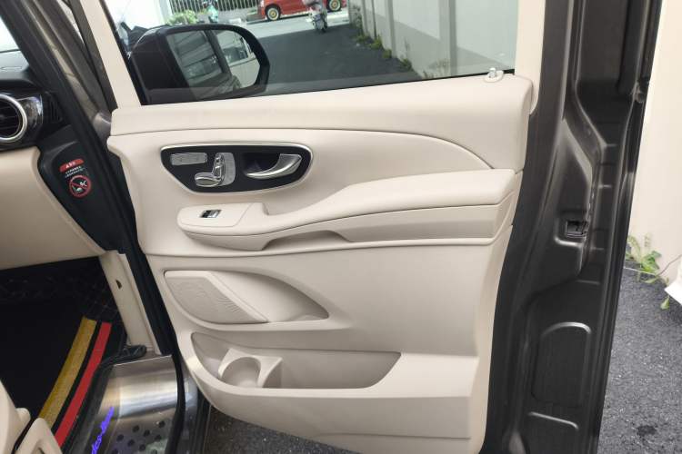 Used Mercedes-Benz V-Class 2017 V 260 Avantgarde Edition Right Front Door Interior