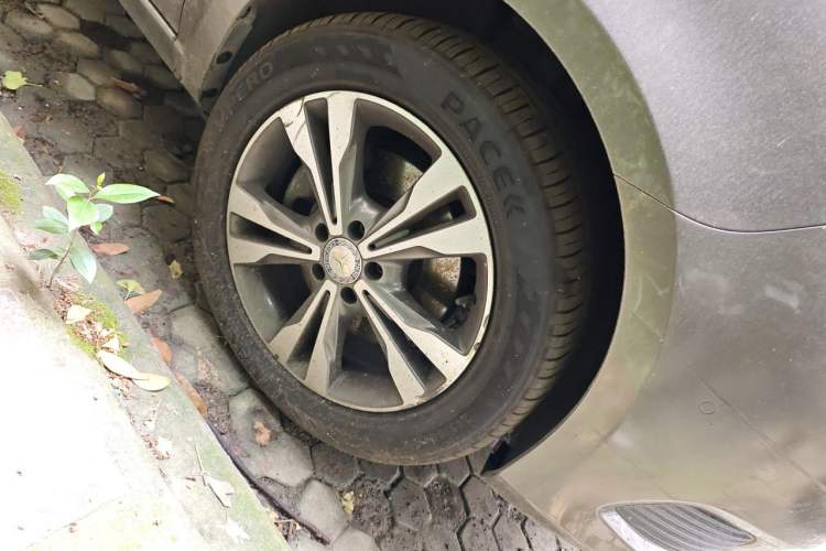 Used Mercedes-Benz V-Class 2017 V 260 Avantgarde Edition Right Front Wheel Hub