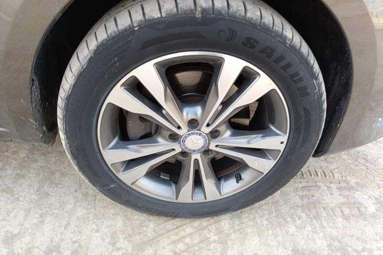 Used Mercedes-Benz V-Class 2017 V 260 Avantgarde Edition Right Front Wheel Hub