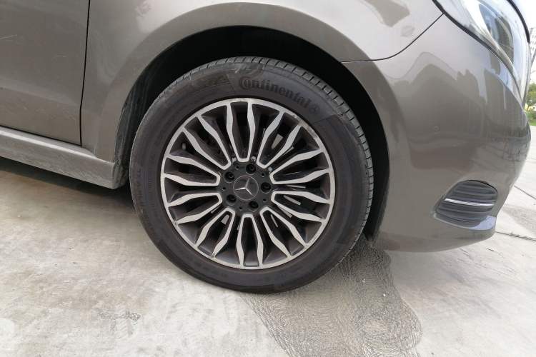 Used Mercedes-Benz V-Class 2017 V 260 L Prestige Extended Edition Right Front Wheel Hub
