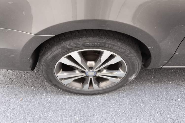 Used Mercedes-Benz V-Class 2017 V 260 Avantgarde Edition Right Rear Wheel Hub