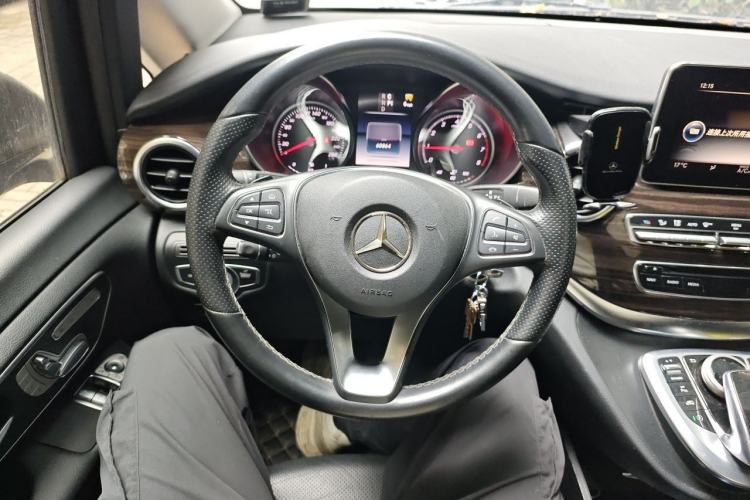 Used Mercedes-Benz V-Class 2017 V 260 Avantgarde Edition Steering Wheel