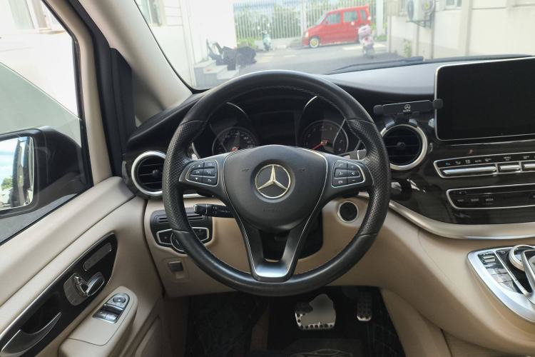 Used Mercedes-Benz V-Class 2017 V 260 Avantgarde Edition Steering Wheel