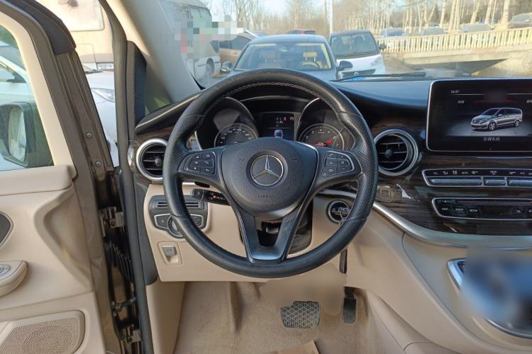 Used Mercedes-Benz V-Class 2017 V 260 Avantgarde Edition Steering Wheel