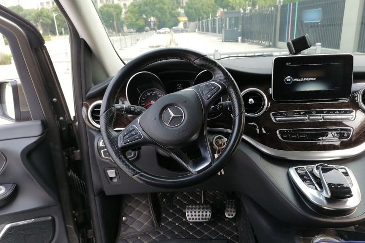 Used Mercedes-Benz V-Class 2017 V 260 L Prestige Extended Edition Steering Wheel