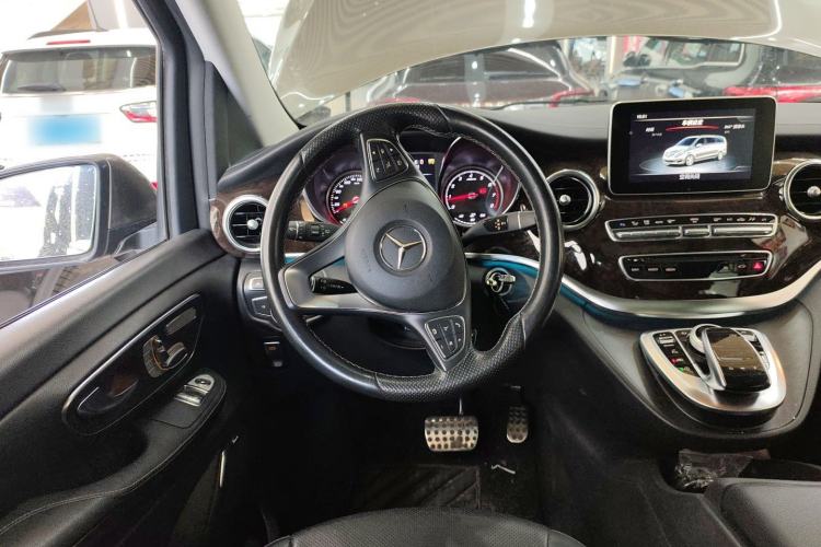 Used Mercedes-Benz V-Class 2017 V 260 L Prestige Extended Edition Steering Wheel