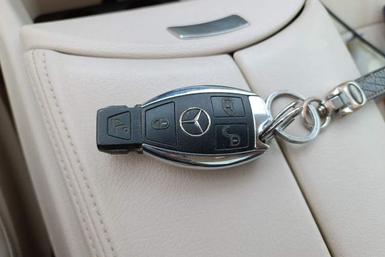 Used Mercedes-Benz V-Class 2017 V 260 Avantgarde Edition Vehicle Key