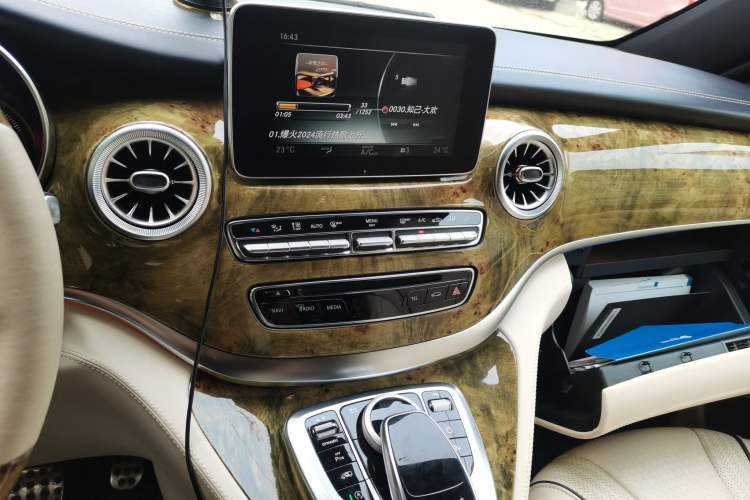 Used Mercedes-Benz V-Class 2018 V 260 L Prestige Extended Version China VI Audio And AC Panel