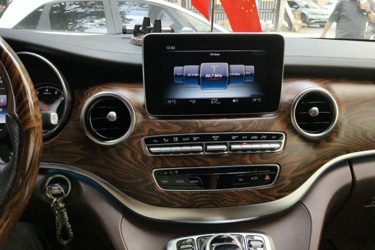 Used Mercedes-Benz V-Class  Audio And AC Panel