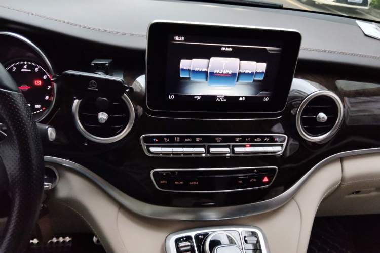 Used Mercedes-Benz V-Class 2018 V 260 Prestige Edition China VI Audio And AC Panel