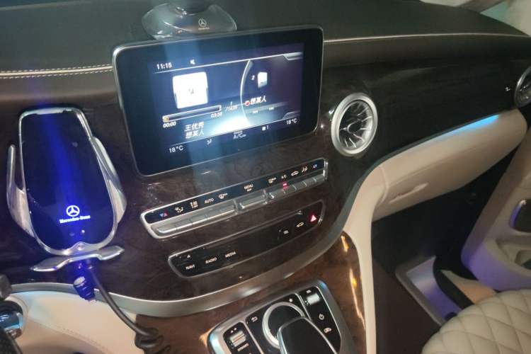 Used Mercedes-Benz V-Class 2018 V 260 L Prestige Extended Version China VI Audio And AC Panel