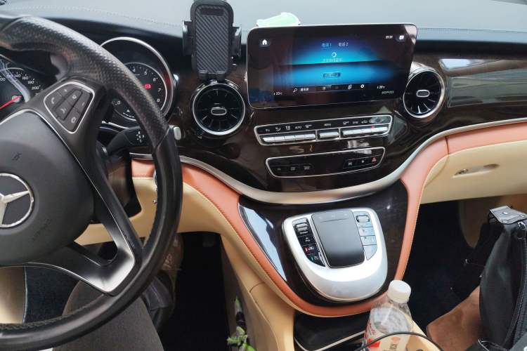 Used Mercedes-Benz V-Class 2018 V 260 L Prestige Extended Version China VI Audio And AC Panel