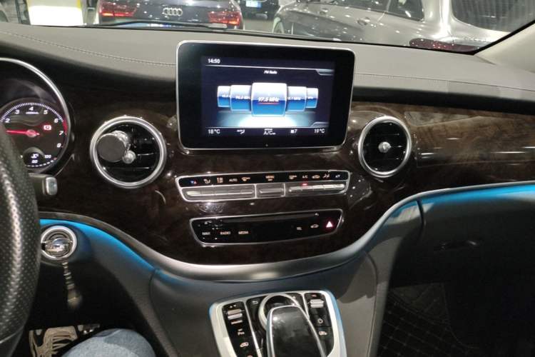 Used Mercedes-Benz V-Class 2018 V 260 L Prestige Extended Version China VI Audio And AC Panel