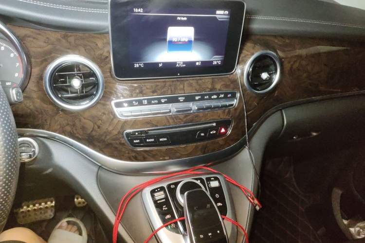 Used Mercedes-Benz V-Class 2018 V 260 L Prestige Extended Version China VI Audio And AC Panel