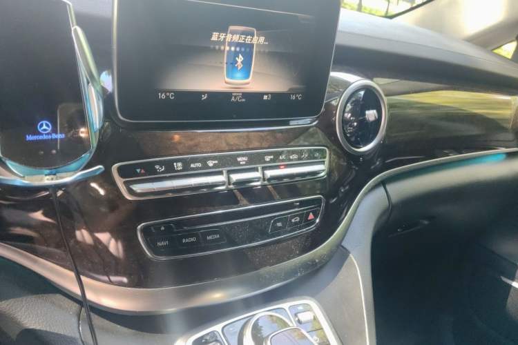 Used Mercedes-Benz V-Class 2018 V 260 L Prestige Extended Version China VI Audio And AC Panel
