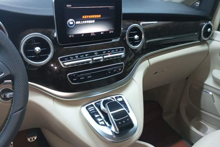Used Mercedes-Benz V-Class 2018 V 260 L Prestige Extended Version China VI Audio And AC Panel
