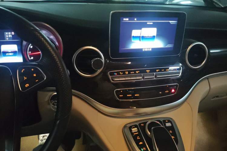 Used Mercedes-Benz V-Class 2018 V 260 Avantgarde Edition China VI Audio And AC Panel