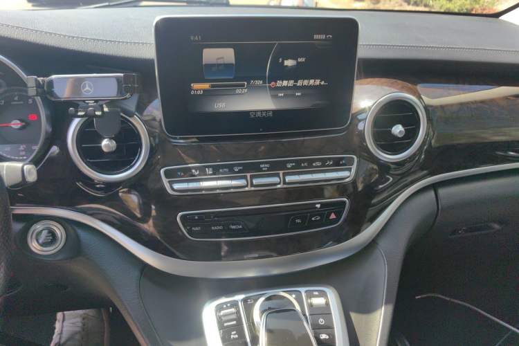 Used Mercedes-Benz V-Class 2018 V 260 L Prestige Extended Version China VI Audio And AC Panel
