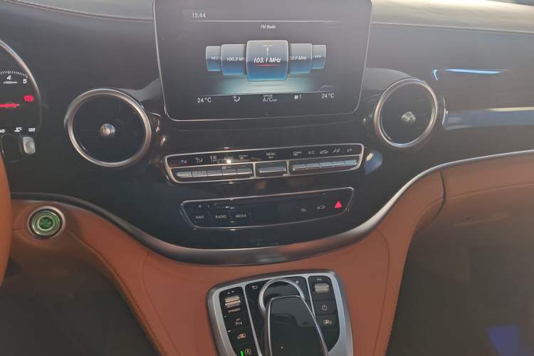 Used Mercedes-Benz V-Class 2018 V 260 L Prestige Extended Version China VI Audio And AC Panel