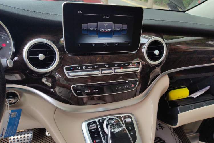 Used Mercedes-Benz V-Class 2018 V 260 L Prestige Extended Version China VI Audio And AC Panel
