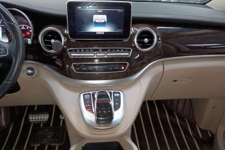 Used Mercedes-Benz V-Class 2018 V 260 Prestige Edition China VI Audio And AC Panel