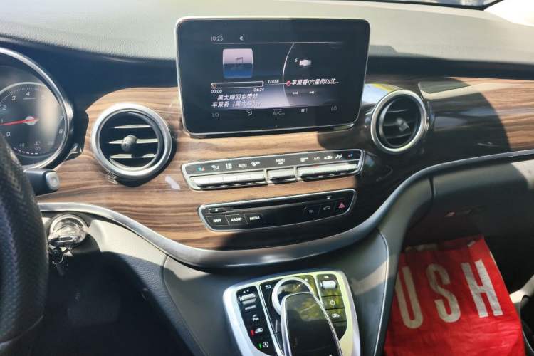 Used Mercedes-Benz V-Class 2018 V 260 Avantgarde Edition China VI Audio And AC Panel