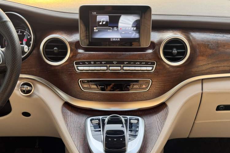 Used Mercedes-Benz V-Class 2018 V250 2.0T Extended Version 5.37 meters Middle East Edition Audio And AC Panel