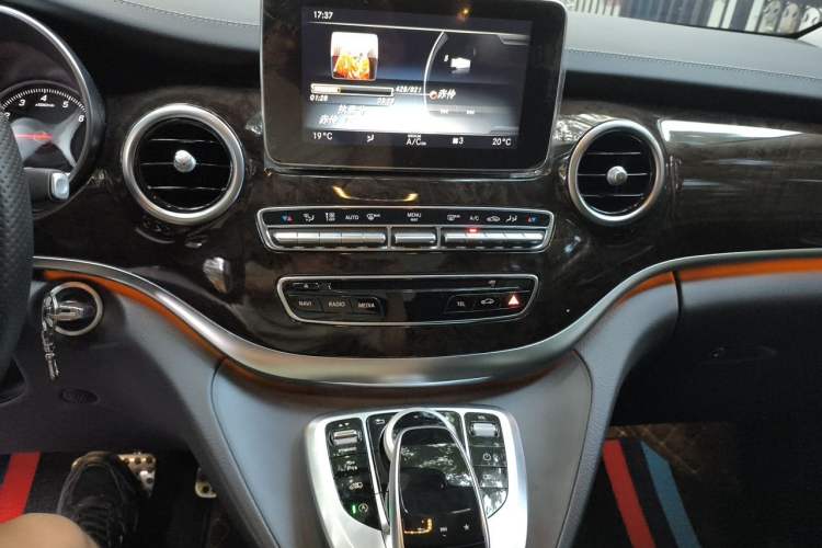 Used Mercedes-Benz V-Class 2018 V 260 L Prestige Extended Version China VI Audio And AC Panel
