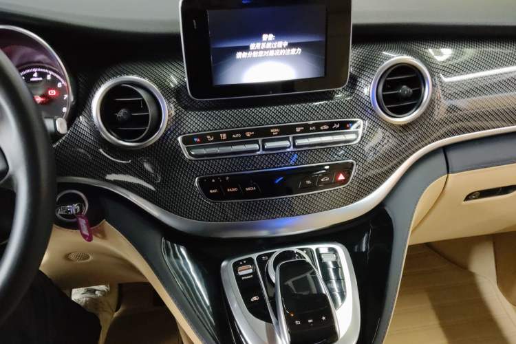 Used Mercedes-Benz V-Class 2018 V250 2.0T Extended Version 5.37 meters Middle East Edition Audio And AC Panel