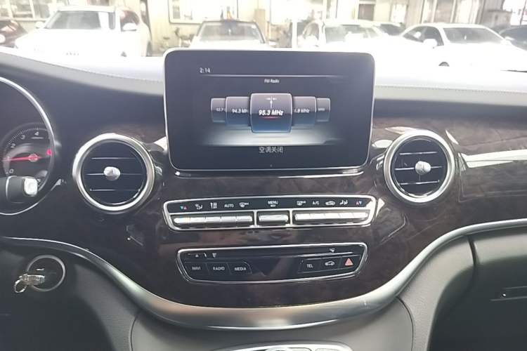 Used Mercedes-Benz V-Class 2018 V 260 L Prestige Extended Version China VI Audio And AC Panel