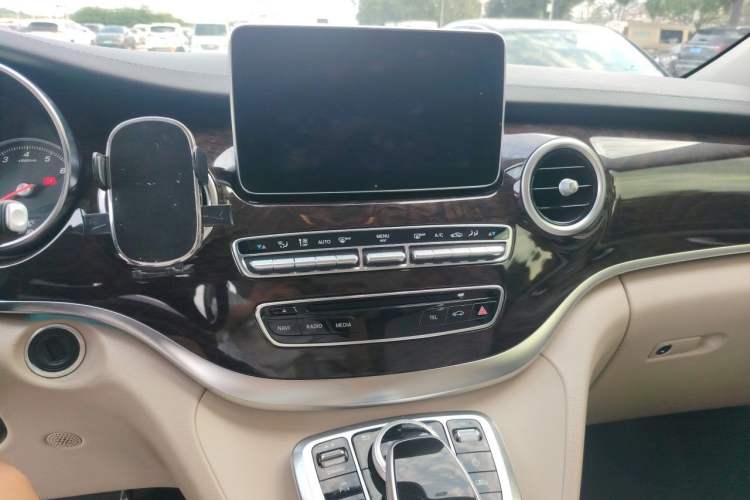Used Mercedes-Benz V-Class 2018 V 260 L Prestige Extended Version China VI Audio And AC Panel