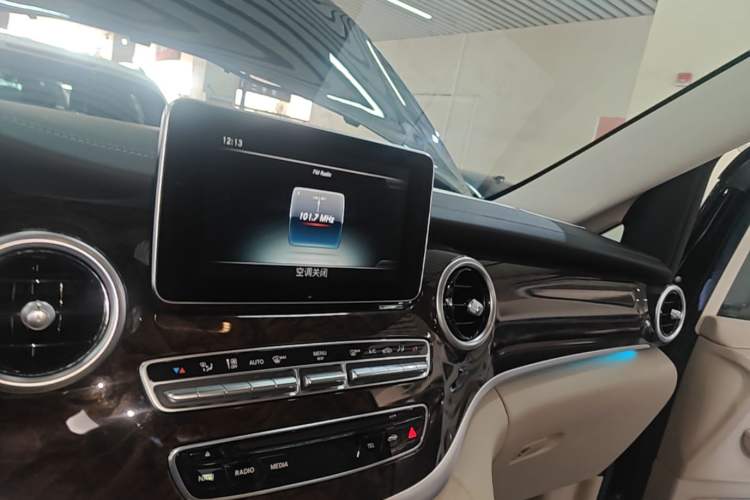Used Mercedes-Benz V-Class 2018 V 260 L Prestige Extended Version China VI Audio And AC Panel