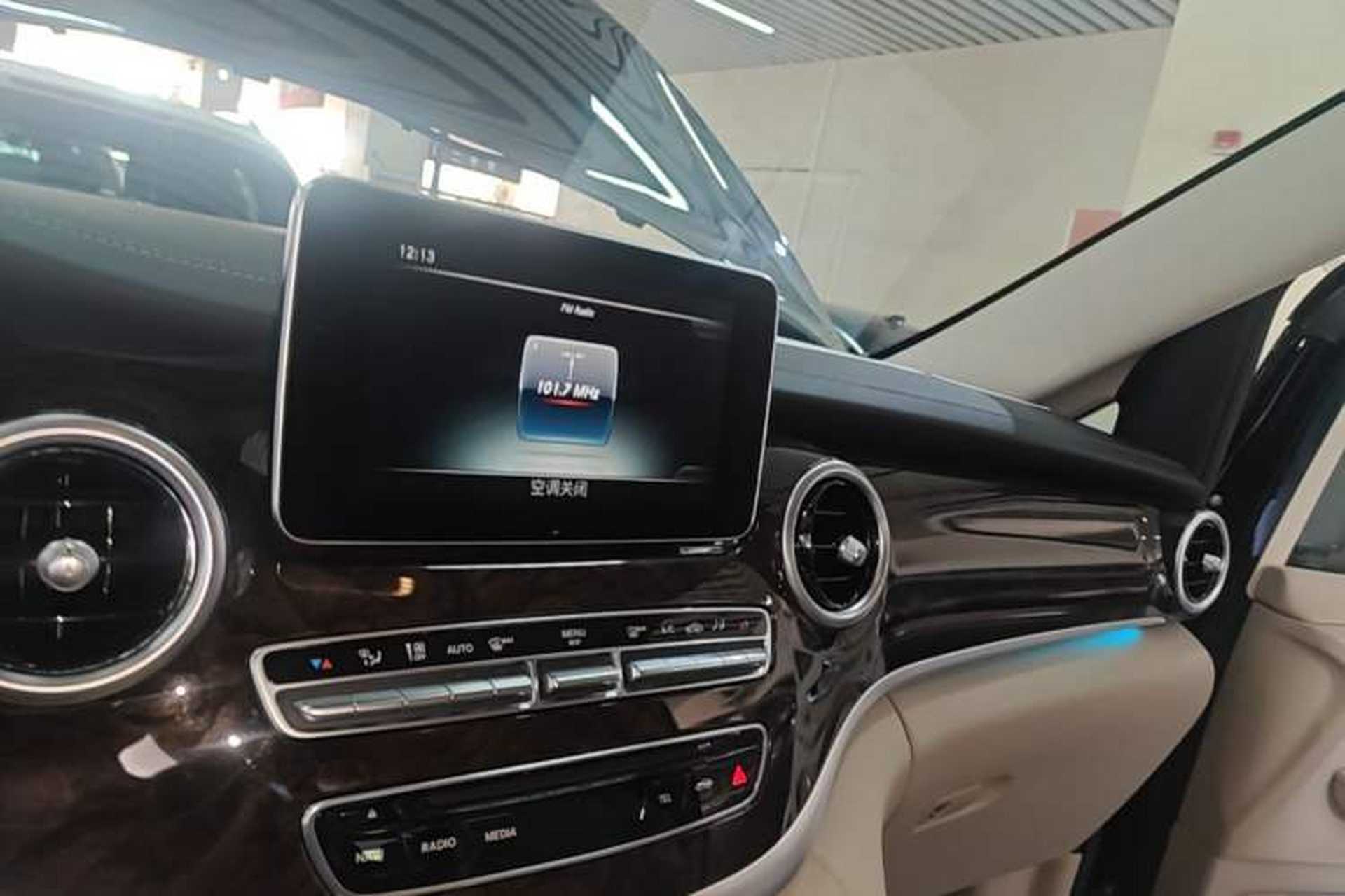 Used Mercedes-Benz V-Class 2018 V 260 L Prestige Extended Version China VI Audio And AC Panel