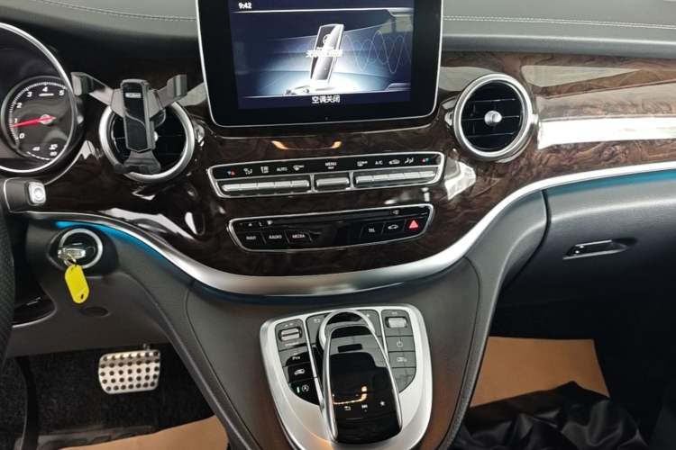 Used Mercedes-Benz V-Class 2018 V 260 L Prestige Extended Version China VI Audio And AC Panel
