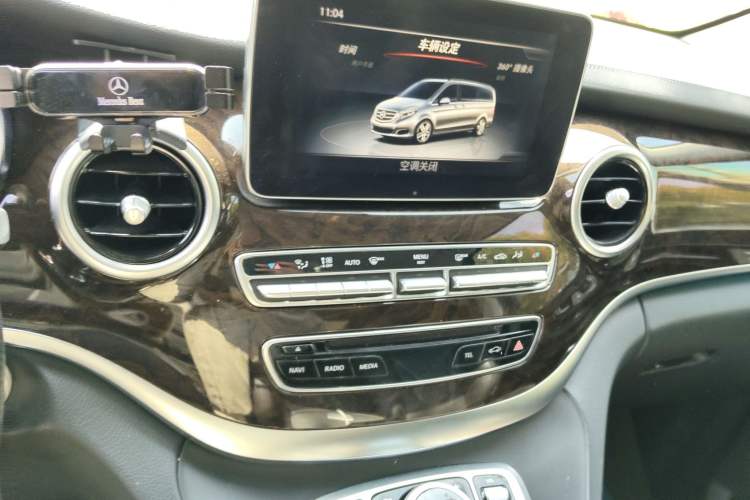 Used Mercedes-Benz V-Class 2018 V 260 L Prestige Extended Version China VI Audio And AC Panel