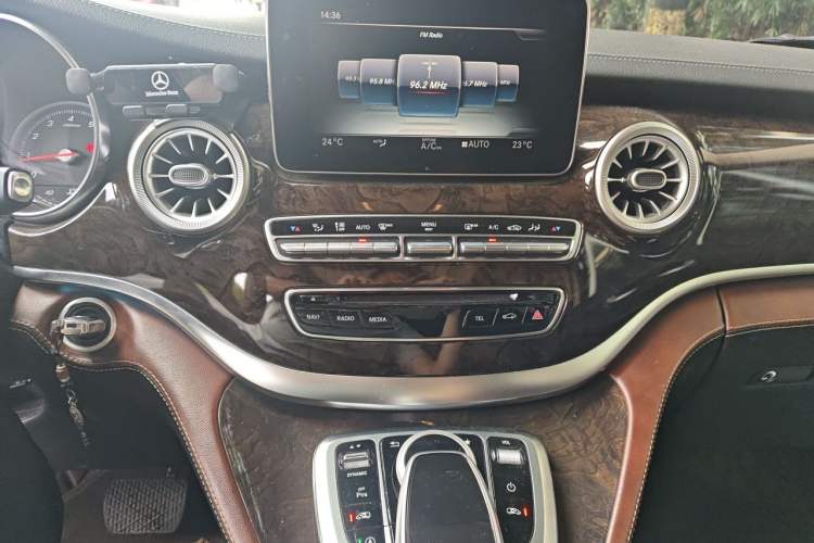 Used Mercedes-Benz V-Class 2018 V 260 L Prestige Extended Version China VI Audio And AC Panel