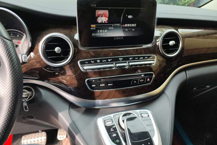 Used Mercedes-Benz V-Class 2018 V 260 L Prestige Extended Version China VI Audio And AC Panel