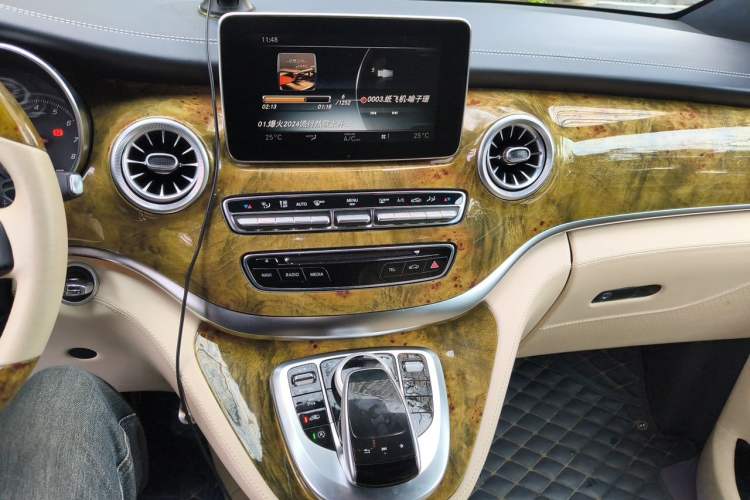 Used Mercedes-Benz V-Class 2018 V 260 L Prestige Extended Version China VI Audio And AC Panel