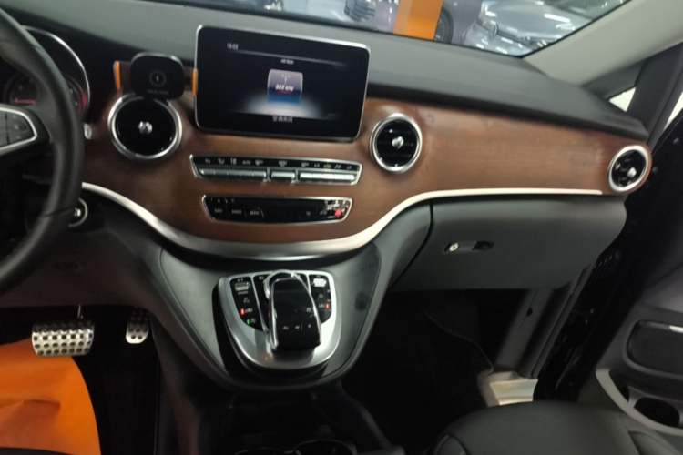 Used Mercedes-Benz V-Class 2018 V 260 L Prestige Extended Version China VI Audio And AC Panel