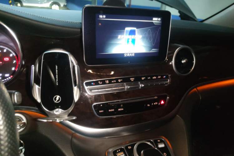 Used Mercedes-Benz V-Class 2018 V 260 L Prestige Extended Version China VI Audio And AC Panel