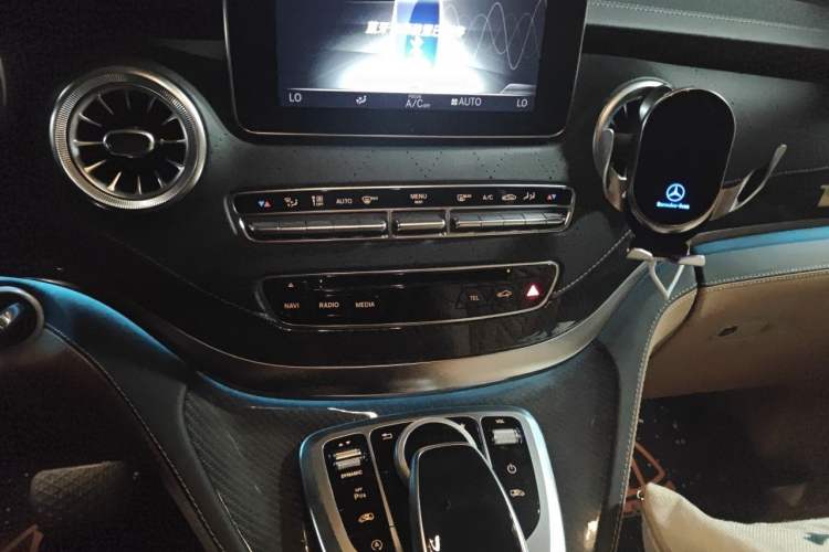 Used Mercedes-Benz V-Class 2018 V 260 L Prestige Extended Version China VI Audio And AC Panel