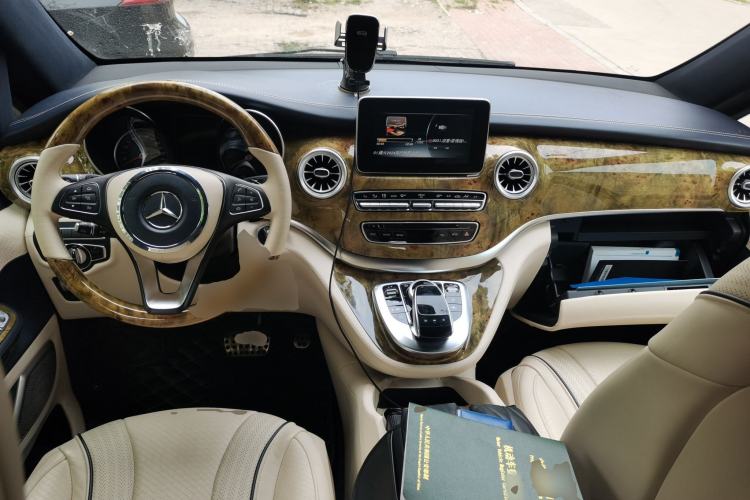 Used Mercedes-Benz V-Class 2018 V 260 L Prestige Extended Version China VI Center Console