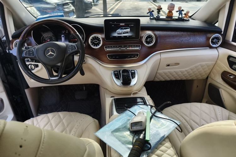 Used Mercedes-Benz V-Class 2018 V 260 L Prestige Extended Version China VI Center Console