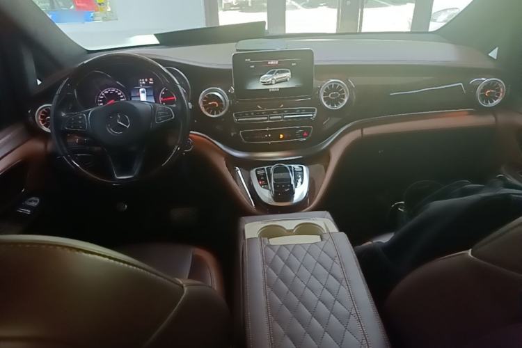 Used Mercedes-Benz V-Class 2018 V250 2.0T Middle East Version Center Console