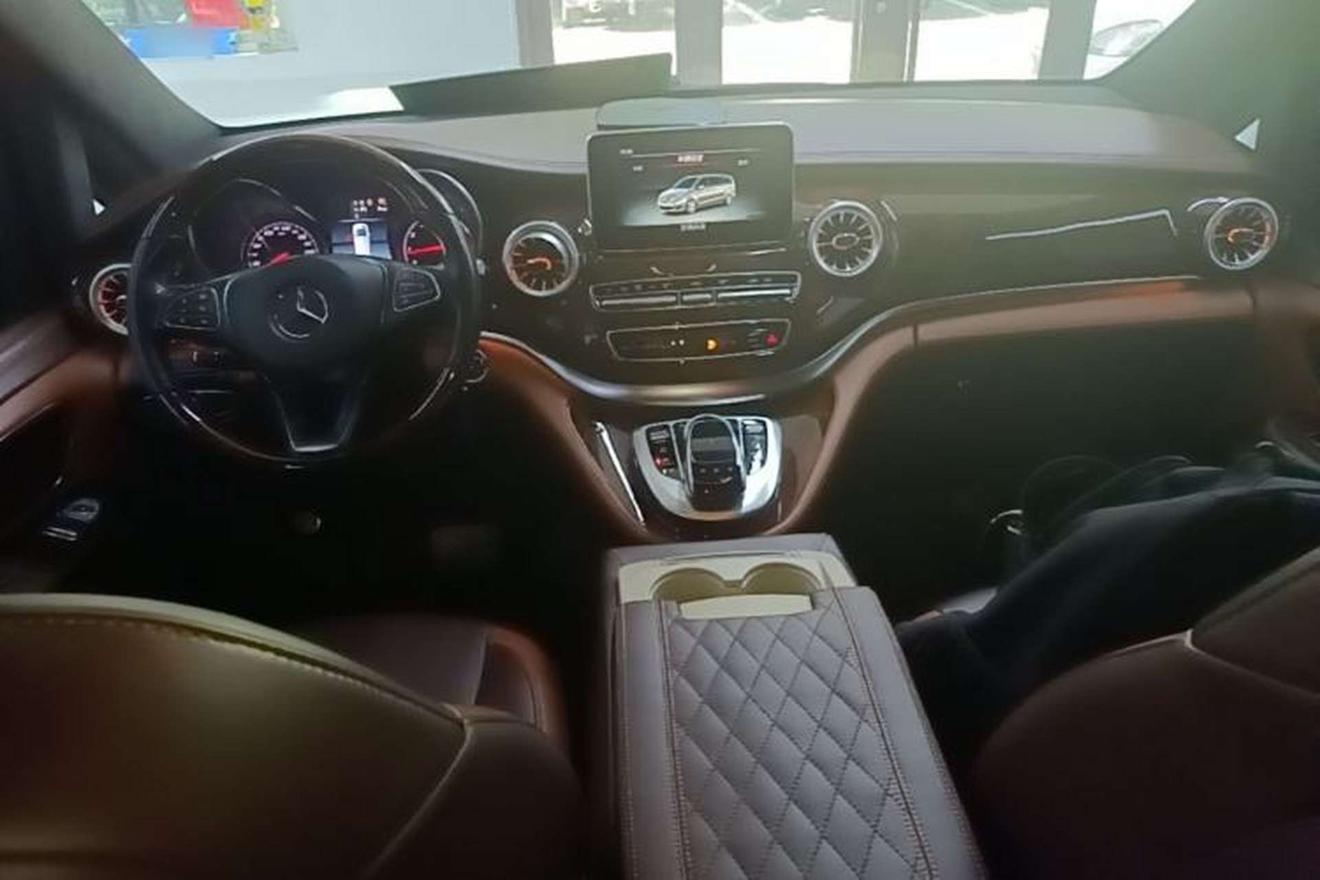 Used Mercedes-Benz V-Class 2018 V250 2.0T Middle East Version Center Console