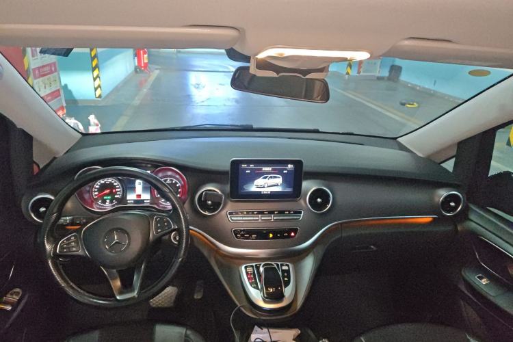 Used Mercedes-Benz V-Class 2018 V250 2.0T Middle East Version Center Console