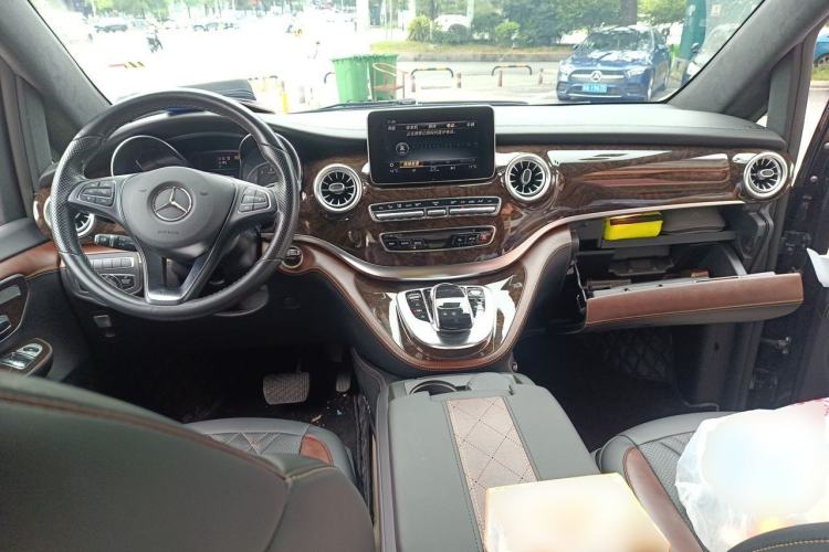 Used Mercedes-Benz V-Class 2018 V 260 L Prestige Extended Version China VI Center Console