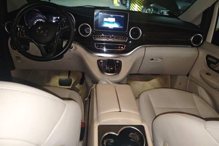 Used Mercedes-Benz V-Class 2018 V 260 Avantgarde Edition China VI Center Console