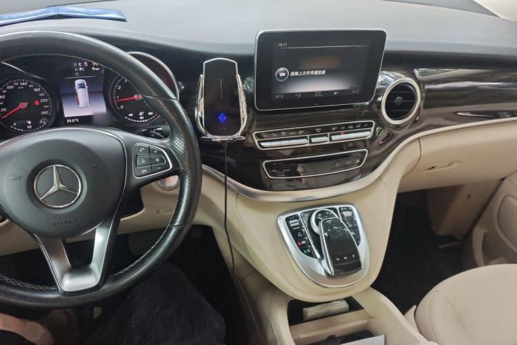 Used Mercedes-Benz V-Class 2018 V 260 Avantgarde Edition China VI Center Console